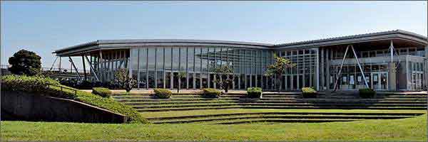 手賀大橋の柏寄りに立つ「道の駅しょうなん」 手賀沼自然ふれあい緑道