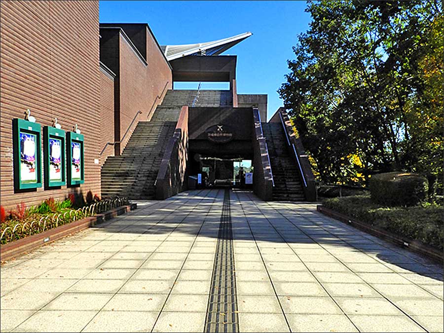 本館入口に続くアプローチ 本館入口に続くアプローチ